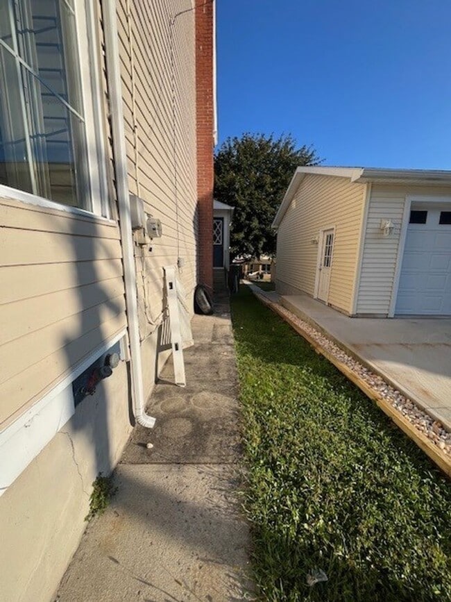 Building Photo - 3 bedroom 1 bathroom