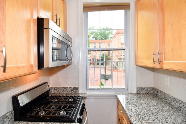 Granite & stainless! - 915 Hughes Mews NW