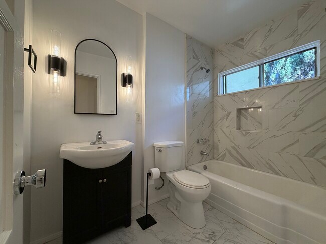 Foto del edificio - 124 N Beachwood Dr