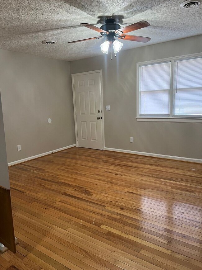 Building Photo - Move in Ready! Cozy & Modern 1-Bedroom Haven