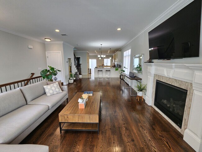 Building Photo - Luxury townhouse on quiet street in Cliffs...
