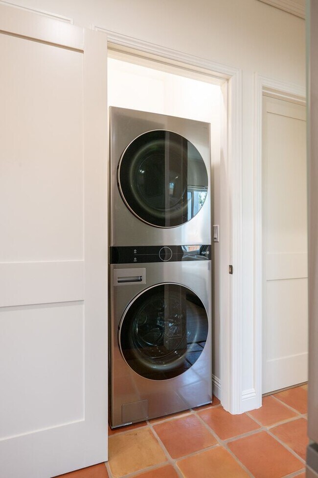 Foto del edificio - Contemporary New home in Monrovia