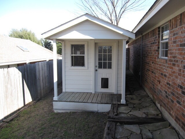 Building Photo - Beautiful three bedroom located in Briarwo...