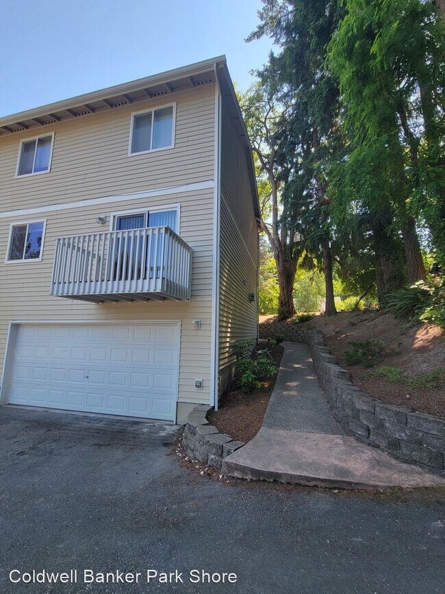 Building Photo - 3 br, 1.5 bath House - 1330 Sidney Ave #101