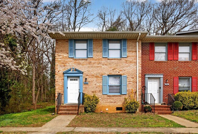 Foto del edificio - 2 Bedroom 2.5 Bath End Unit Townhouse in Fredericksburg