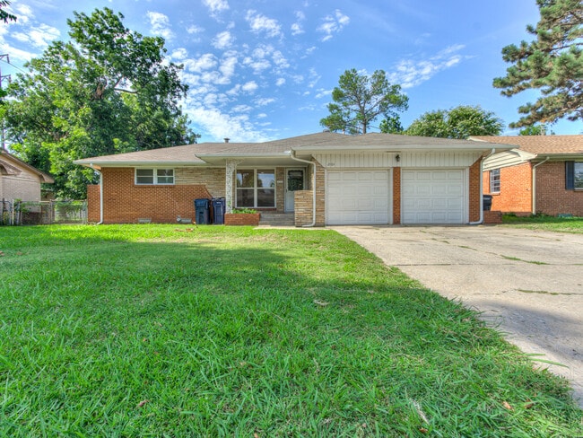 Building Photo - 2104 SW 68th St