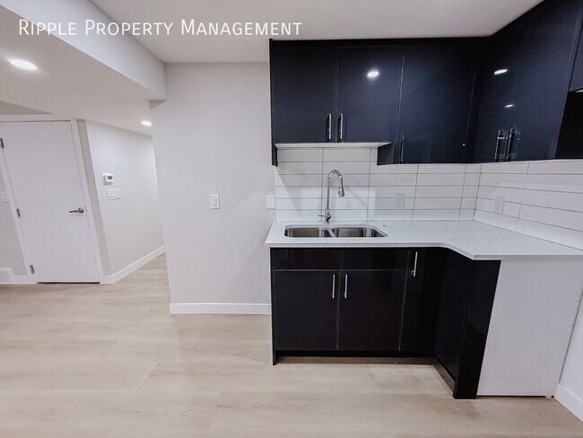 Photo du bâtiment - NEWLY RENOVATED 3 BEDS, 1 BATHS LOWER UNIT