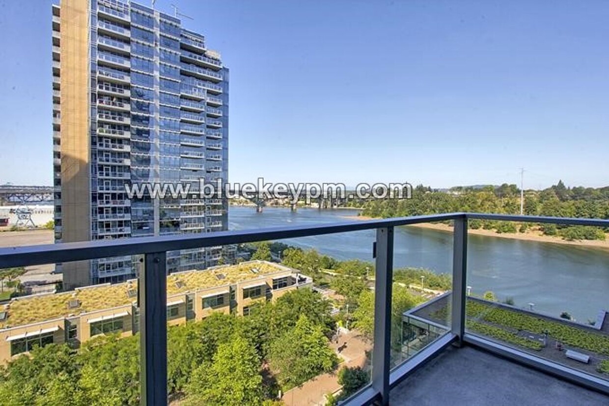 Foto principal - 2 Bed, 2 Bath Condo with 24 HR Concierge a...