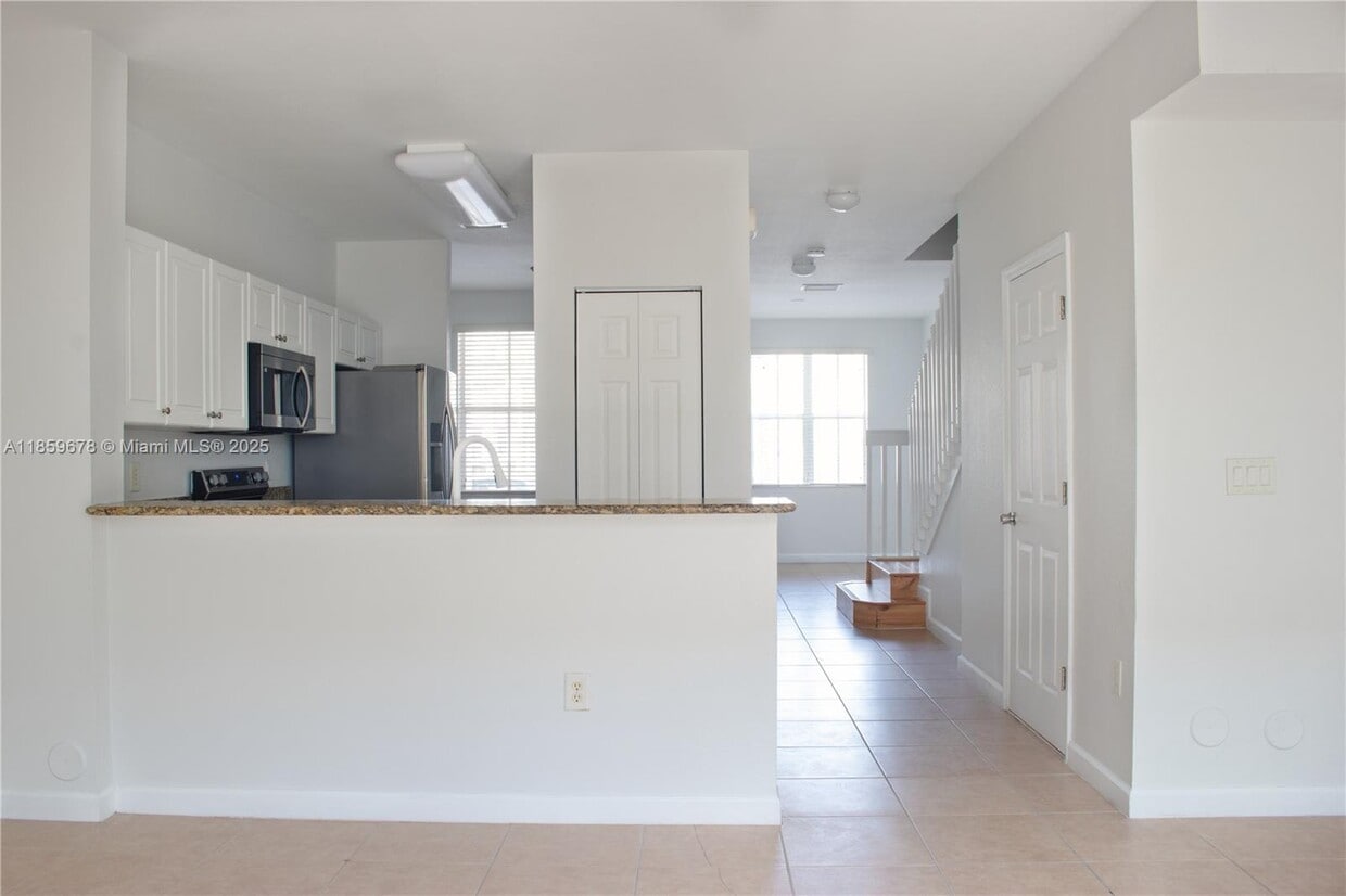 Building Photo - 153 SE 28th Pl