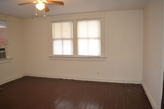 Building Photo - 521 Folks St #2