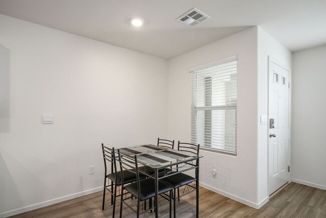 Building Photo - "Charming 3-Bedroom Townhouse with 2.5 Baths in Scenic Las Vegas Locale!"