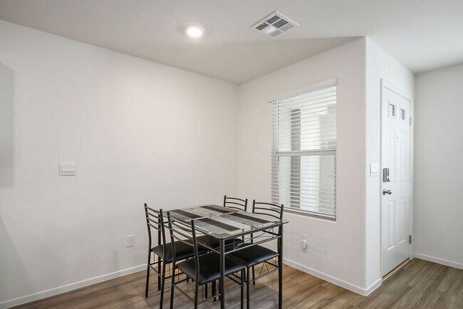 Foto del edificio - "Charming 3-Bedroom Townhouse with 2.5 Baths in Scenic Las Vegas Locale!"