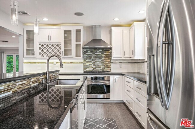 Foto del edificio - 6134 Longridge Ave