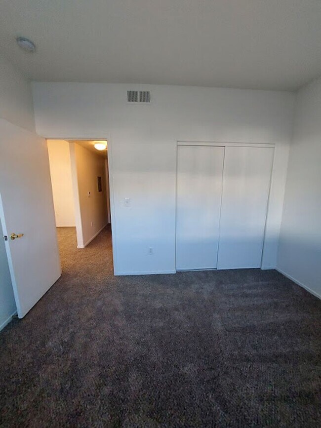 Building Photo - Excellent 2 bed 2 ba in a gated community