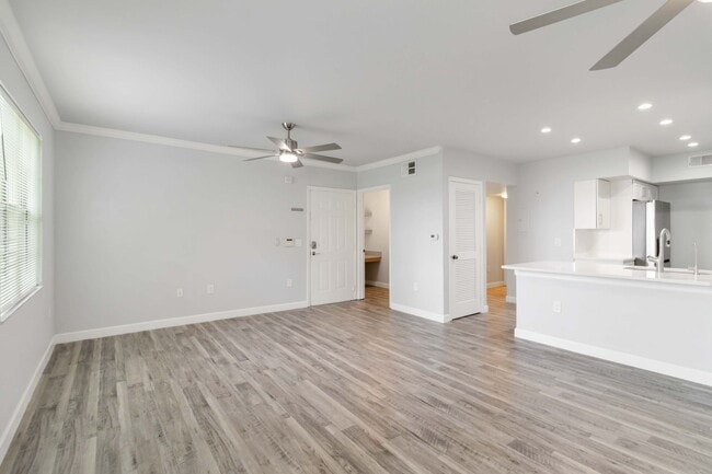 Foto del edificio - Fully updated 2/2 unit available now for a...