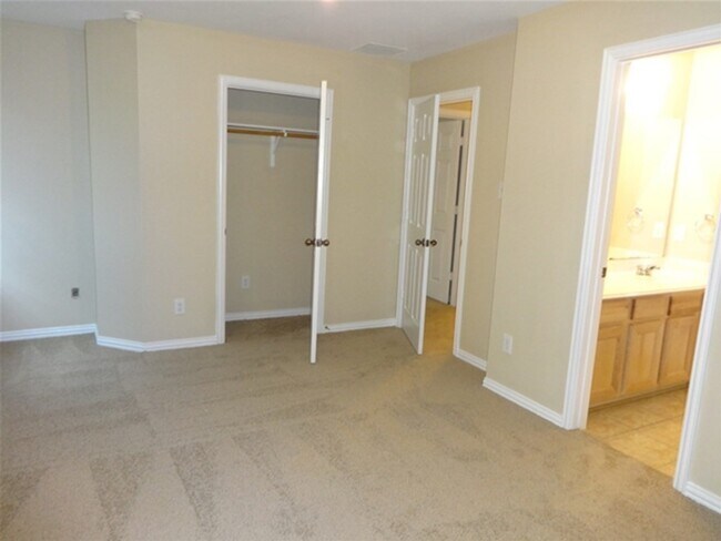 Building Photo - 2610 Dawn River Ln