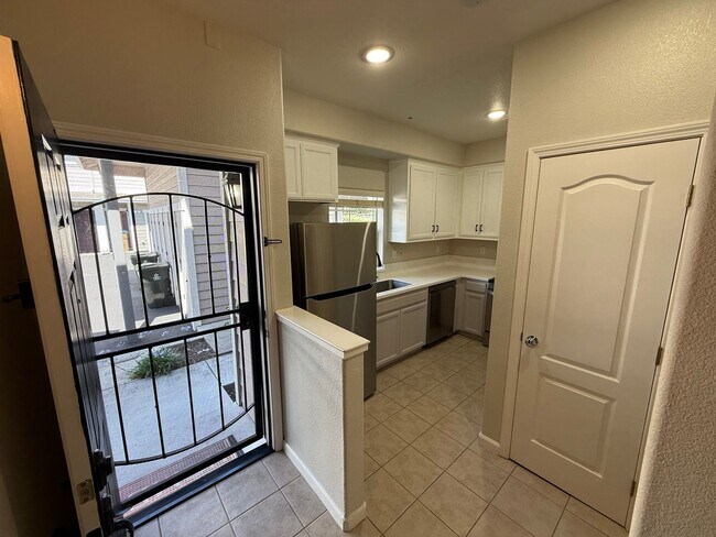 Foto del edificio - 2-Bedroom Martinez Townhome Near The Village Oaks Shopping Plaza