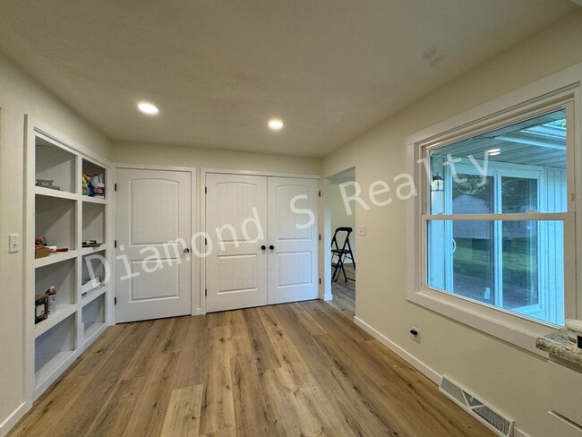 Building Photo - Gorgeous Remodel - 3/2/2 Available for Lease!