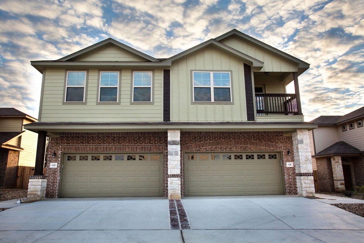 Primary Photo - Beautiful 3 Bedroom Luxury Townhome, Kyle,...