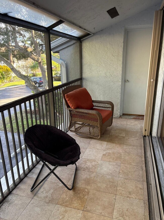 Foto del edificio - 2741 S Oakland Forest Dr