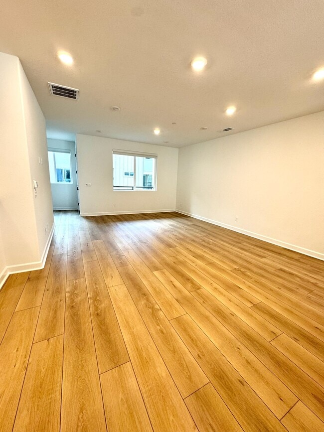 Sala de estar. Concepto abierto con flexibilidad para el diseño de la sala y el comedor. - 14350 Savannah Ct