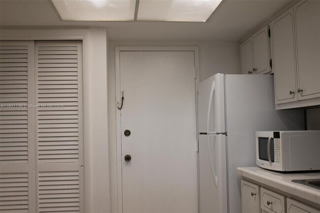 Foto del edificio - 1400 NE 169th St