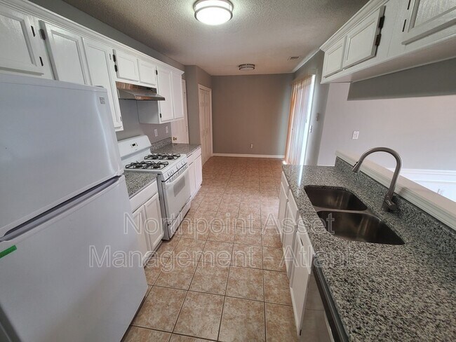 Building Photo - 3240 Binghampton Ln