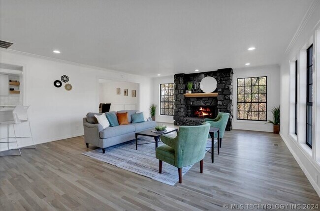 Foto del edificio - 11016 S Jamestown Ave