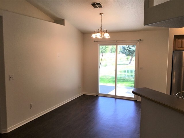 Building Photo - 410 S Saddlerock Ave