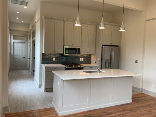 Building Photo - 923 McMath Ave