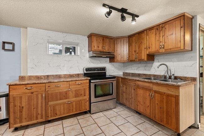 Photo du bâtiment - 1655 Brunette Ave