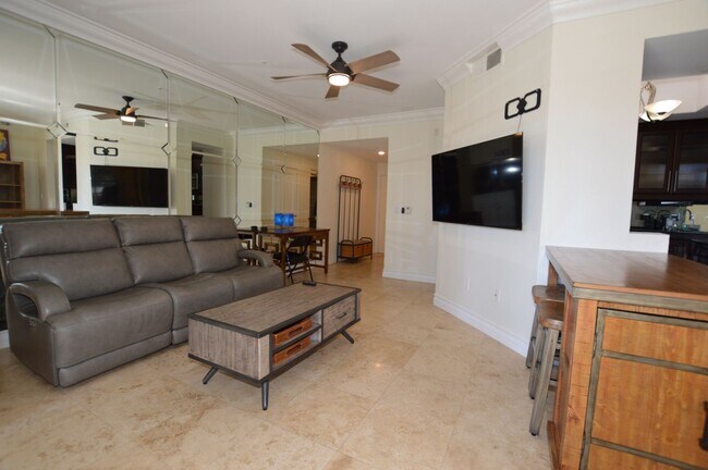 Foto del edificio - Beautiful and Bright Furnished, 1 Bd / 1 Ba  Condo w/ Pool View