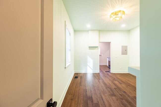 Foto del edificio - $500 OFF March Rent! Ground-Floor Renovated 1BR Near SCAD