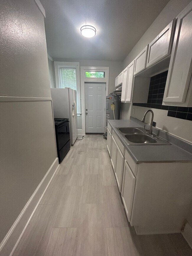 Building Photo - Updated Highland Apartment