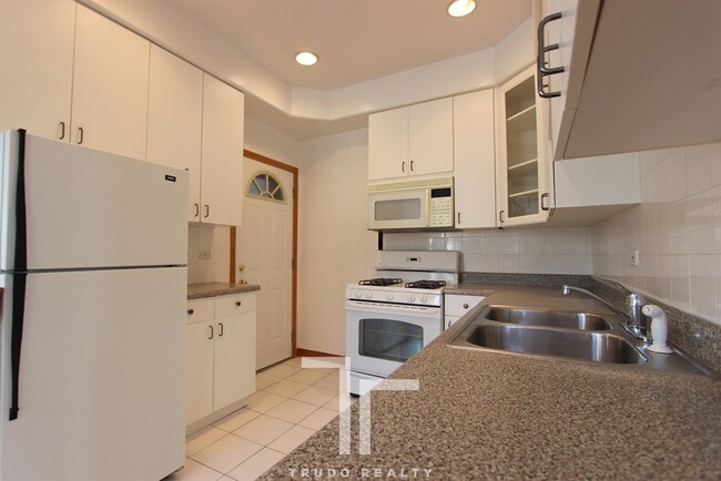 Building Photo - 648 W Buckingham Pl