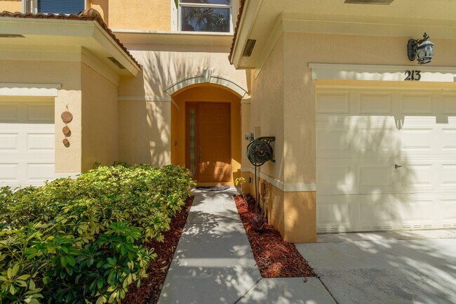 Foto del edificio - 213 River Bluff Ln