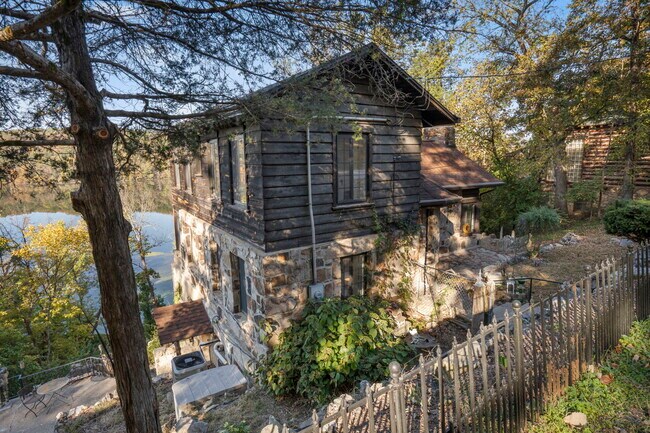 Foto del edificio - 196 Lakeside Way