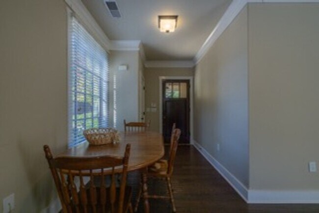 Building Photo - 1017 Retreat