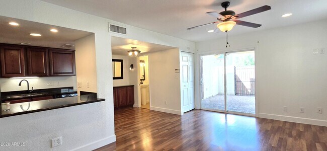 Foto del edificio - 6040 N 79th St