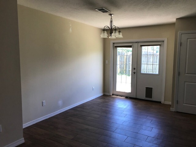 Foto del edificio - Convenient Location to Hulrburt Field