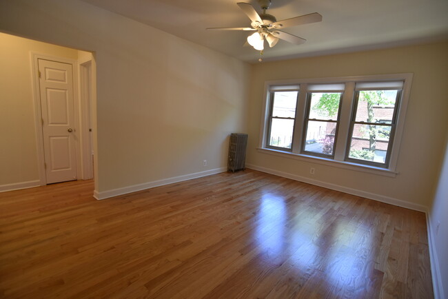 Building Photo - 6710 N Hermitage Ave