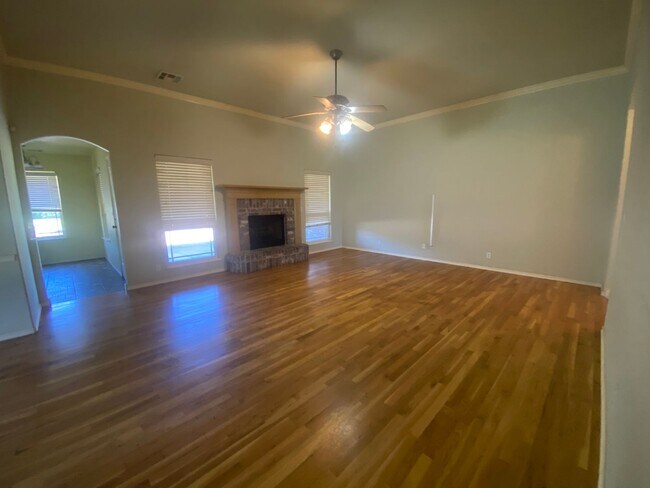 Foto del edificio - Spacious home with Gorgeous Backyard!