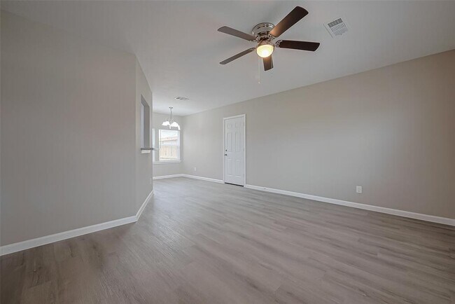 Foto del edificio - 1750 Lynn Ln