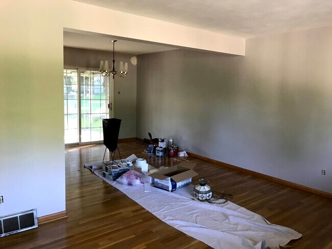 Dining area w/ sliding glass doors - 1262 Onondago St