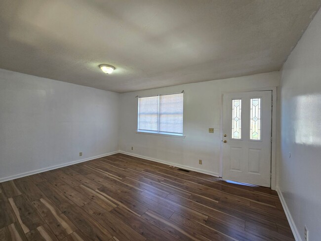 Building Photo - $1195 - Charming 3 Bedroom 1 Bathroom Bric...