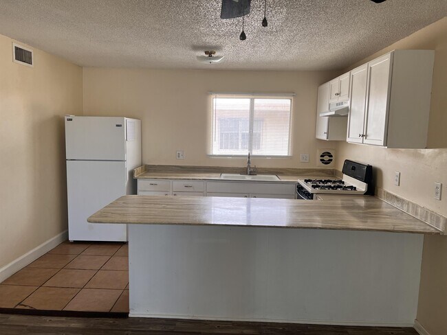 Foto del edificio - 2151 S Winstel Ave