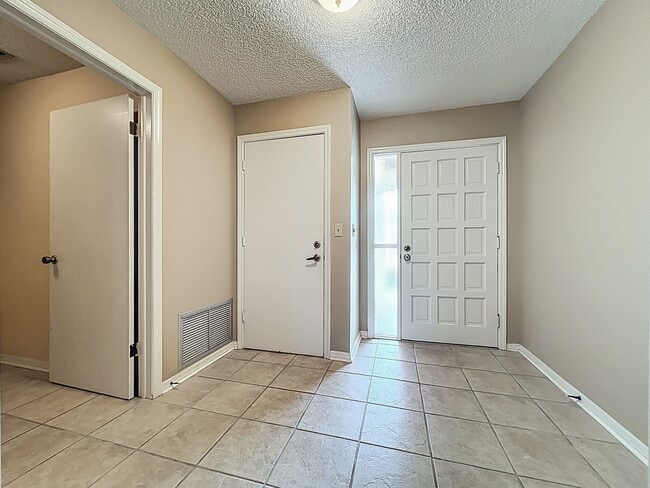 Building Photo - 330 Markley Ct
