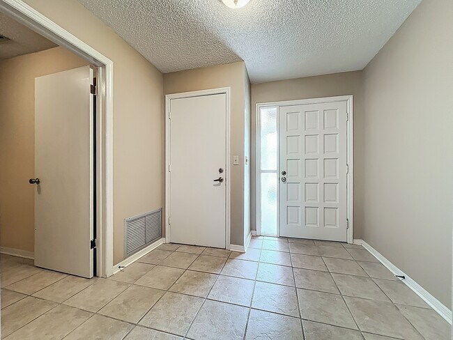 Foto del edificio - 330 Markley Ct