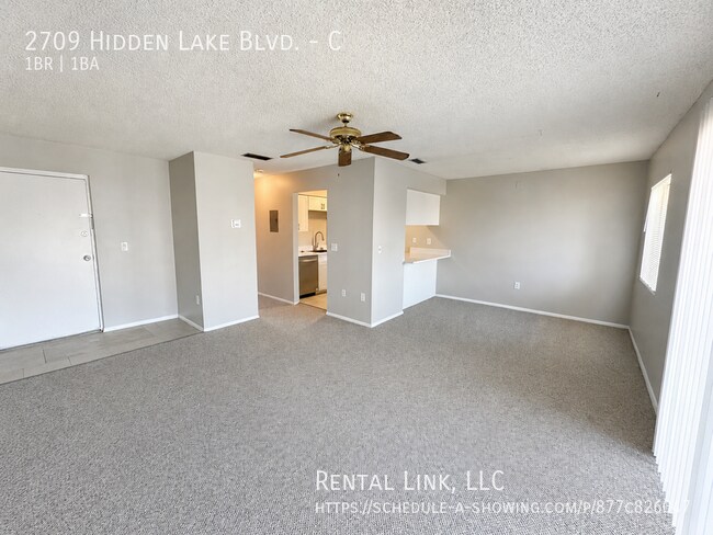 Foto del edificio - 2709 Hidden Lake Blvd