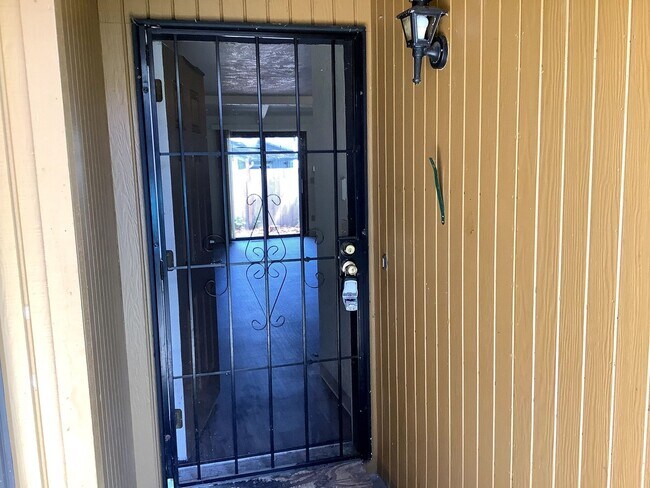 Foto del edificio - 2-Bedroom 1 1/2-bathroom Townhouse Style Apartment